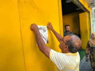 ބުރާސްފަތި ދުވަހުގެ މުޒާހަރާގެ ޕޯސްޓަރެއް އެމްޑީޕީގެ ޗެއަރޕާސަން މުހައްމަދު ނަޝީދު ހަރުކުރައްވަނީ.