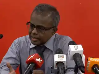 "ދެ އިންތިޚާބު އެއްކުރަން ނުފެނޭ" ނަމުގައި އާދިއްތަ ދުވަހު ބޭއްވި ނޫސްވެރިންގެ ބައްދަލުވުމުގައި ކުރީގެ އުއްތަމަ ފަނޑިޔާރު ޑރ.އަހުމަދު އަބްދުﷲ ދީދީ ވާހަކަ ދައްކަވަނީ  