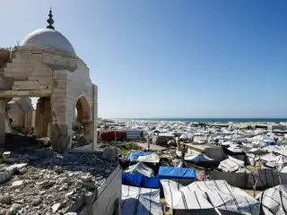 އިޒްރޭލުން ދެ އަހަރު ދުވަހަށް ދެމުން ދިޔަ އުދުވާންތަކުގައި ސުންނާފަތިކޮށްލާފައިވާ މިސްކިތެއްގެ ވަށައިގެން، ގެދޮރު ގެއްލިފައިވާ ފަލަސްތީނުގެ ރައްޔިތުން ދިރިއުޅޭ ފޭލިގެތައް ޖަހާފައިވަނިކޮށް ފެންނަ މަންޒަރެއް. މިއީ 2026 ވަނަ އަހަރުގެ ފެބްރުއަރީ މަހުގެ 11 ވަނަ ދުވަހު ޣައްޒާ ސިޓީން ނަގާފައިވާ ފޮޓޯއެއް.