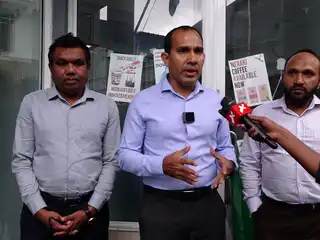 ހޯމަދުވަހު އިލެކްޝަންސް ކޮމިޝަނުގެ މެމްބަރުންނާއެކު ބޭއްވި ބައްދަލުވުމަށްފަހު، ޕީއެންއެފް ސެކްރެޓަރީ ޖެނެރަލް މަލީހު ޖަމާލު ނޫސްވެރިންނަށް މައުލޫމާތު ދެެއްވަނީ. 