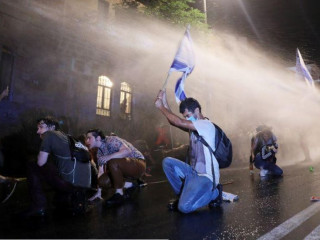 ޖޭރުއްސަލަމްގައި ކުރިޔަށްދިޔަ މުޒާހަރާ ރޫޅާލުމަށް ފުލުހުން ފެން ޖަހަނީ