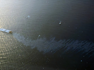 \"ނިއު ޑައިމަންޑް\" ނަމަކަށް ކިޔާ ޓޭންކަރުގައި އަލިފާން ހިފުމުގެ ސަބަބުން ކަނޑަށް ތެޔޮ ލީކުވެފައި