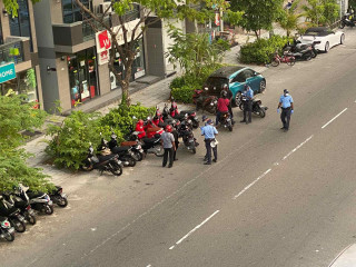 ހުޅުމާލޭގެ މަގުމަތީގައި މަޑުކޮށްގެން ތިބި ބަޔަކާއި ފުލުހުން ސުވާލުކުރަނީ؛ ލޮކްޑައުންއާއި ގުޅިގެން ރިސޯޓްތަކުގެ ގިނަ މުވައްޒަފުންތަކެއް ވަނީ މާލެ ސަރަހައްދުގައި ތާށިވެފައި