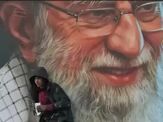 އެމެރިކާ އިން އަވަހާރަ ކޮށްލި އީރާާންގެ ރޫހާނީ ލީޑަރު ޚާމަނާއީގެ ފޮޓޯ ގަނޑެއް.