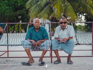 ހދ. ހިރިމަރަދޫ ދޮށީ އުމުރުގެ ދެމީހުން ޖޯލިފައްޗެއްގައި އިށީނދެގެން