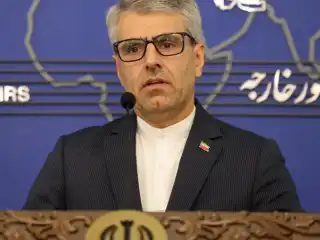 އިރާނުގެ ޚާރިޖީ ވުޒާރާގެ ތަރުޖަމާނު އިސްމާޢީލް ބަޣާއީ، 2024 އޮކްޓޫބަރު 28 ވީ ހޯމަ ދުވަހު ތެހެރާންގައި ބޭއްވި ހަފުތާގެ ނޫސްވެރިންގެ ބައްދަލުވުމުގެ ތެރެއިން.