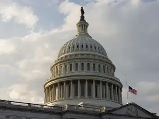 ޓްރަމްޕްގެ ޕާޓީގެ މެމްބަރުންގެ ވޯޓާ އެކު ކޮންގްރެސްގެ ހުއްދަ ނެތި ވެނެޒުއޭލާގައި އިތުރު އަސްކަރީ ހަރަކާތްތައް ހިންގުން ރައީސް ޓްރަމްޕަށް މަނާ ކުރުމުގެ ގަރާރު ކުރިއަށް ގެންދަން ފާސް ކޮށްފި