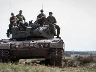 ނޯވޭގެ ސިފައިން "ލެޕަޑް 2" މަރުކާގެ ހަނގުރާމަމަތީ ޓޭންކެއްގެ މަތީގައި މަޑުކޮށްލައިގެން.