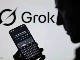 މޯބައިލް ފޯނަކުން މީހަކު ގްރޮކް އެކްސް އޭއައި އެޕް ބޭނުން ކުރަނީ 