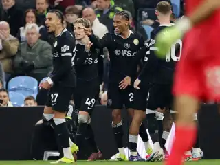 މެޗުގައި ލަނޑު ޖެހުމަށް ފަހު ޗެލްސީގެ ކުޅުންތެރިން އުފާ ފާޅު ކުރަނީ