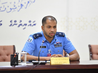 ސްޕްރިންޓެންޑެންޓް އޮފް ޕޮލިސް ފަރީދު އިސްމާޢީލްއާ ސުވާލުކުރަނީ 