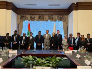 ޓޫރިޒަމް މިނިސްޓަރ ރަޝިޔާ އަށް ކުރެއްވި ދަތުރުފުޅުގައި ބައިވެރިވި ވަފުދާ އެކު ނަގާފައިވާ ފޮޓޯއެއް