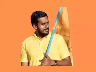 އެމްޑީޕީގެ މުޒާހަރާއެއްގައި ފުލުހެއްގެ ގައިގައި ޖެހި ކަމުގެ ތުހުމަތުގައި، މައިމޫން ފުލުހަށް ހާޒިރުވާން އަންގައިފި 