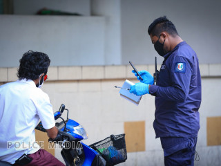 މަގުމަތިން މީހަކު ހުއްޓުވައިގެން ފުލުހަކު ޗެކް ކުރަނީ؛ މިއަދު އެކަނި ވެސް 2 މީހަކު ފުލުހުންގެ ބެލުމުގެ ދަށަށް ގެންގޮސްފައިވޭ