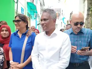 މާލޭގެ މެޔަރ އާދަމް އާޒިމް ދޮރުން ދޮރަށް ހަރަކާތުގައި ބައިވެރި ވެވަޑައިގަންނަވަނީ.