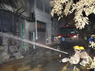 ކެމިކަލް ގުދަނުގައި ރޯވި އަލިފާންގަނޑު ނިއްވުމުގެ މަސައްކަތް އެމްއެންޑީއެފް ފަޔަރ އެންޑް ރެސްކިއު ސަރވިސްއިން ކުރިއަށް ގެންދަނީ. 