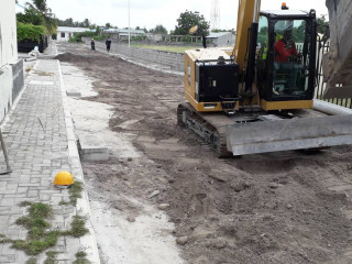 ހަނިމާދޫ މަގުތައް ތަރައްގީ ކުރުމުގެ މަސައްކަތުގެ ތެރެއިން ތާރު އެޅުމަށްޓަކައި މަގުތައް އެއްވަރު ކުރަނީ