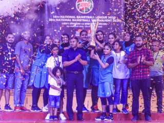 ގައުމީ ބާސްކެޓްބޯޅަ މުބާރާތުގެ ޗެމްޕިއަންކަން ހޯދި ކުއީންސް އަށް ތަށި ހަވާލުކުރަނީ