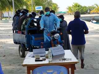 ތަކަންދޫ: 02 މެއި 2020، ބަނދަރުގައި އޮތް ލޮރީއަކަށް ބަޔަކު އަރަނީ