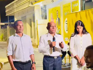 އެމްޑީޕީގެ ރައީސް އަބްދުﷲ ޝާހިދު، އައްޑޫ ސިޓީ އތމ ކޮމިޓީގެ ރައީސާކަމަށް ވާދަކުރައްވާ ފާތިމަތު ހިޖުރާ އާއި ހިތަދޫ ރަސްގެދަރަ ދާއިރާއިން ސިޓީ ކައުންސިލަށް ވާދަކުރައްވާ ހުސެން ޒަރީރު އާއިއެކު ކެމްޕެއިން ކުރައްވަނީ.