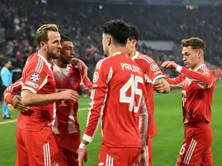 މެޗުގައި ލަނޑު ޖެހުމަށް ފަހު ބަޔާންގެ ކުޅުންތެރިންނާ އެކު ކޭން އުފާ ފާޅު ކުރަނީ