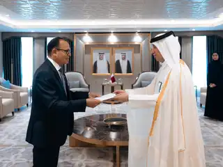 ދިވެހިރާއްޖެއިން ގަތަރަށް ކަނޑައެޅުއްވި އާ ސަފީރު، އެ ގައުމުގެ މިނިސްޓަރ އޮފް ސްޓޭޓް ފޯ ފޮރިން އެފެއާޒްއާ ސަފީރުކަމުގެ ފަތްކޮޅު އަރުވަނީ

