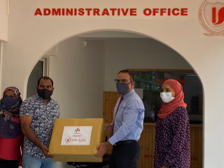 އީޕީއެސް ފައުންޑޭޝަންގެ ފަރާތުން 1000 ފޭސްމާސްކް އިމާދުއްދީން ސްކޫލަށް ހަދިޔާ ކުރަނީ: މި ފޭސް މާސްކްތައް ހަދިޔާ ކޮށްފައިވަނީ އީޕީއެސް ސްކޫލަށް 52 އަހަރު ފުރުމުގެ މުނާސަބަތުގައި