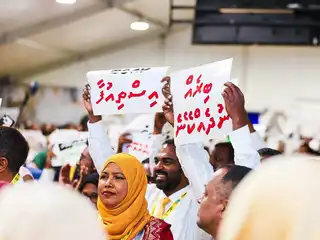 އެމްޑީޕީ ކޮންގްރެސް 2026 ގައި ރައީސް މުއިއްޒުގެ އިސްތިއުފާ އަށާއި ރައްޔިތުންނަށް ދައްކާ ބިރު ނުދެއްކޭނެ ކަމަށް ލިޔެފައިވާ ޕޯސްޓަރުތަކާއެކު ކޮންގްރެސްގެ ބައިވެރިން އަޑު އުފުލަނީ