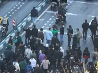 އީރާނުގައި އިގްތިސާދީ ދަތިތަކާ ގުޅިގެން އީރާނުގެ ވިޔަފާރިވެރިން މަގުމައްޗަށް ނުކުމެ މުޒާހަރާ ކުރަނީ - ޑިސެމްބަރު 29، 2025 