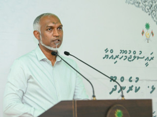 President Muizzu speaking to residents of Kurendhoo island 