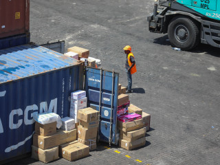 މާލޭ ވިޔަފާރި ބަނދަރަށް ބާލާފައިވާ ކޮންޓެއިނަރ އެއް ހުސްކުރަނީ