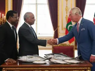 ރާއްޖެއިން އިނގިރޭސިވިލާތައް އެތެރެކުރާ ކަނޑުމަހުން ޓެރިފް ކަނޑާލުމާ ގުޅޭގޮތުން އިނގިރޭސި ރަސްގެފާނާއެކު ބޭއްވިކަމަށް ބުނާ ބައްދަލުވުމުގެ ހިޔާލީ ފޮޓޯ އެއް. 