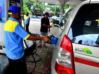 އިންޑިއާގެ ސިލިގޫރީގައި ހުންނަ ޕެޓްރޯލް ޕަމްޕަކުން އުޅަނދުފަހަރަށް ތެޔޮ އެޅުމަށް މަޑުކޮށްގެން ތިބި ކަސްޓަމަރުންނަށް، އެ ތަނުގެ މުވައްޒަފުން ޚިދުމަތް ދެނީ