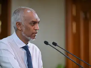 ހޯމަ ދުވަހު އޮތް ނޫސްވެރިންގެ ބައްދަލުވުމުގައި ރައީސް މުޢިއްޒު ވާހަކަ ދައްކަވަނީ.