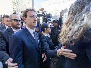 ކޯޓަށް ހުށަހަޅާފައިވާ މައްސަލައިގައި ހެކި ބަސް ދިނުމަށް މެޓާ ކުންފުނީގެ ވެރިޔާ ޒަކަބާގް ކޯޓަށް ހާޒިރުވަނީ