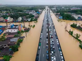 ތައިލެންޑުގެ ދެކުނުގައި ފެންބޮޑުވެ އެތައް ހާސް ބައެއްގެ ގެދޮރު ގެއްލުން