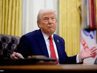 ވެނެޒުއޭލާގެ 50 މިލިއަން ފީފާ ތެޔޮ އެމެރިކާ އަށް ލިބޭނެ ކަމަށާއި، ބާޒާރުގެ އަގުގައި ވިއްކުމަށްފަހު ލިބޭ ފައިސާ ކޮންޓްރޯލު ކުރައްވާނީ އޭނާ އަމިއްލަ އަށް ކަމަށް ޓްރަމްޕް ވިދާޅުވެއްޖެ