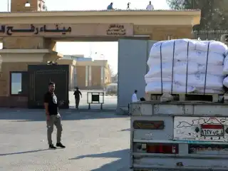 ރަފްޙް ކްރޮސިންގެ މިޞްރު ސަރަހައްދުގައި ޣައްޒާ އަށް އެހީ ވައްދާ އުޅަނދެއް އެހީގެ ސާމާނާ އެކު މަޑު ކޮށްގެން 