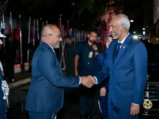 ދިވެހި ފުލުހުންގެ 93ވަނަ އަހަރީ ދުވަހުގެ މުނާސަބަތުގައި ބާއްވާ ރަސްމީ ޖަލްސާއަށް މުއިއްޒު ވަޑައިގަތުމުން ހޯމްލޭންޑް ސެކިއުރިޓީ މިނިސްޓަރު އަލީ އިހުސާން ސަލާމް ކުރައްވަނީ - 28 ޖޫން 2026