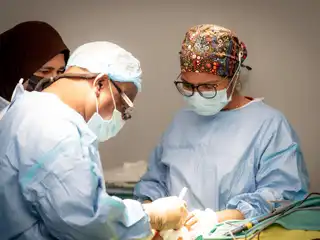 އައިޖީއެމްއެޗް ގެ މެޑިކަލް ޓީމަކުން ރ. އުނގޫފާރު ހޮސްޕިޓަލުގައި ބޭއްވި ސާރޖިކަލް ކޭމްޕެއްގައި ހަރަކާތްތެރިވަނީ