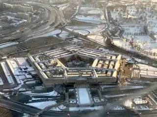 ވޮޝިންގޓަން ޑީސީގައި ހުންނަ އެމެރިކާގެ ދިފާއީ ވުޒާރާ، ޕެންޓަގަން މަތިން ނަގާފައިވާ ފޮޓޯއެއް.