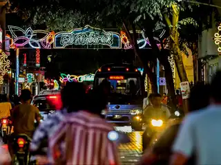 Majeedhee Magu in Male' illuminated with festive lights to mark the occasion of Eid. | Mihaaru
