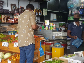 ފިހާރައަކުން މީހަކު ވިޔަފާރި ކުރަނީ: ހުއްދަ ދީފައިވާ ބައެއް ފިހާރަތައް ބަންދު ކޮށްފައި ހުންނަށް ފާހަގަ ކުރެވިފައިވާ ކަމަށް ފުލުހުން ބުނޭ-