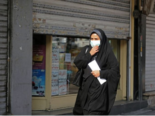 ތެހެރާންގެ މަގުމަތީގައި މީހަކު މާސްކު އަޅައިގެން ހިނގާފައިދަނީ