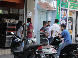 މާލޭ މަގެއްމަތީގައި ބަޔަކު ކޮފީއެއް ބޯން މަޑުކޮށްލައިގެން