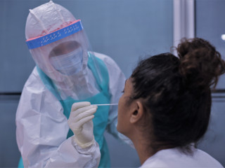 ކޮވިޑް-19 އަށް ޓެސްޓުކުރަން މީހަކުގެ ސާމްޕަލް ނަގަނީ