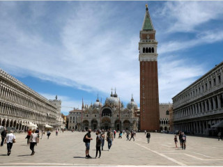 ވެނިންސްގައި މީހުން މާސްކު އަޅައިގެން