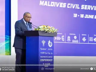 ސިވިލް ސާވިސް ކޮންފަރެންސްގައި ސީއެސްސީގެ ރައީސް މުހައްމަދު މުޖުތާޒު ވާހަކަ ދައްކަވަނީ.  