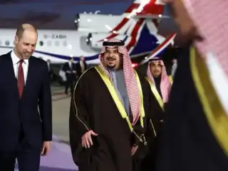 އިނގިރޭސި ވަލީއަހުދު ޕްރިންސް ވިލިއަމް، ސައުދީ އަރަބިއްޔާގެ ވެރިރަށް ރިޔާޟަށް 2026 ފެބްރުއަރީ 9 ވަނަ ދުވަހު ވަޑައިގަތުމުން، އެމަނިކުފާނަށް މަރުހަބާ ދެންނެވީ ރިޔާޟްގެ ޑެޕިއުޓީ ގަވަރުނަރު ޕްރިންސް މުޙައްމަދު ބިން އަބްދުއްރަޙްމާން ބިން އަބްދުލްއަޒީޒް.