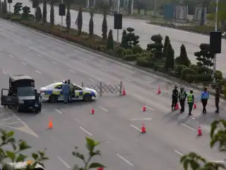 އެމެރިކާ އާއި އީރާންއާ ދެމެދު ފުރަތަމަ ބުރުގެ މަޝްވަރާތައް ކުރިއަށް ގެންދިޔައިރު، ސަލާމަތީ ބާރު ތަކުން މަގު މަތީގައި ސަލާމަތީ ކަންކަން ބަލަހައްޓަނީ.